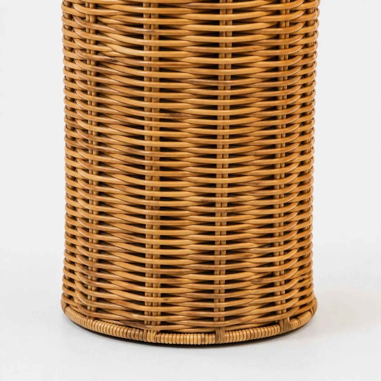 Close view of the woven rattan lamp body